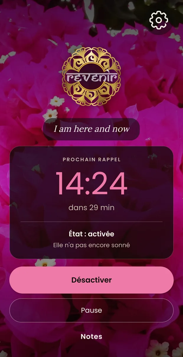 L’écran principal dans ce rose : le prochain rappel à 14:24 en rose clair, et le bouton de désactivation rempli du même rose.