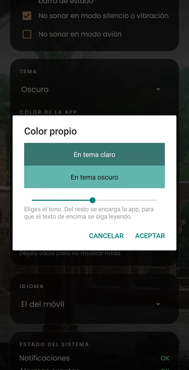 El selector de color propio: dos muestras que enseñan cómo queda el tono elegido en tema claro y en tema oscuro, y debajo una barra para deslizar entre tonos.